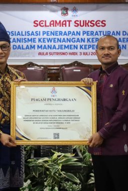 Berhasil Dalam Penerapan Implementasi E-Kinerja Tertinggi di Wilayah Kantor Regional VI Medan, Kepala BKN RI Serahkan Piagam Penghargaan Kepada Wali Kota Tanjungbalai.