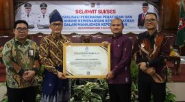 Berhasil Dalam Penerapan Implementasi E-Kinerja Tertinggi di Wilayah Kantor Regional VI Medan, Kepala BKN RI Serahkan Piagam Penghargaan Kepada Wali Kota Tanjungbalai. (Dok-Foto)