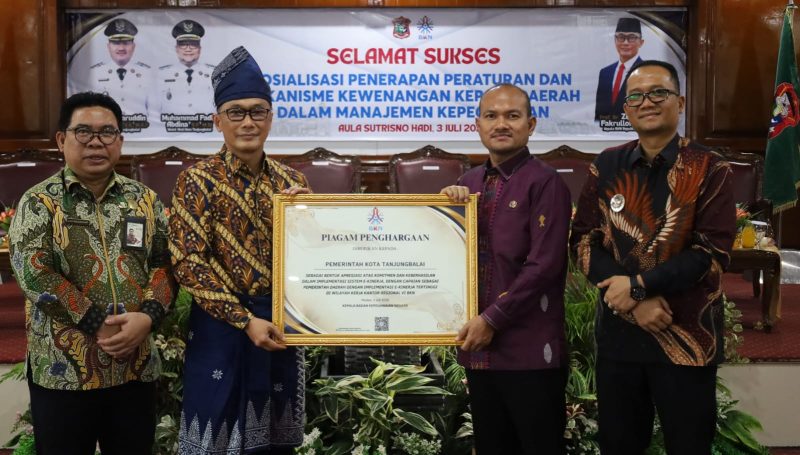 Berhasil Dalam Penerapan Implementasi E-Kinerja Tertinggi di Wilayah Kantor Regional VI Medan, Kepala BKN RI Serahkan Piagam Penghargaan Kepada Wali Kota Tanjungbalai. (Dok-Foto)