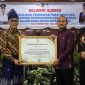 Berhasil Dalam Penerapan Implementasi E-Kinerja Tertinggi di Wilayah Kantor Regional VI Medan, Kepala BKN RI Serahkan Piagam Penghargaan Kepada Wali Kota Tanjungbalai. (Dok-Foto)