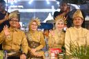 Kenakan Pakaian Adat Melayu, Wali Kota Mahyaruddin Salim dan Ketua TP-PKK Ikuti Karnaval Budaya Nusantara APEKSI ke-18 Kota Medan. (Dok-Foto)