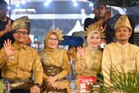 Kenakan Pakaian Adat Melayu, Wali Kota Mahyaruddin Salim dan Ketua TP-PKK Ikuti Karnaval Budaya Nusantara APEKSI ke-18 Kota Medan. (Dok-Foto)