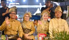 Kenakan Pakaian Adat Melayu, Wali Kota Mahyaruddin Salim dan Ketua TP-PKK Ikuti Karnaval Budaya Nusantara APEKSI ke-18 Kota Medan. (Dok-Foto)
