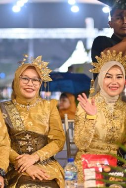 Kenakan Pakaian Adat Melayu, Wali Kota Mahyaruddin Salim dan Ketua TP-PKK Ikuti Karnaval Budaya Nusantara APEKSI ke-18 Kota Medan.