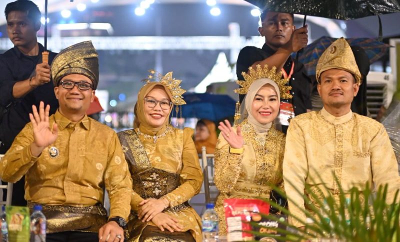 Kenakan Pakaian Adat Melayu, Wali Kota Mahyaruddin Salim dan Ketua TP-PKK Ikuti Karnaval Budaya Nusantara APEKSI ke-18 Kota Medan. (Dok-Foto)