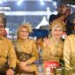 Kenakan Pakaian Adat Melayu, Wali Kota Mahyaruddin Salim dan Ketua TP-PKK Ikuti Karnaval Budaya Nusantara APEKSI ke-18 Kota Medan. (Dok-Foto)
