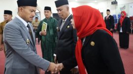 Wali Kota Tanjungbalai Lantik 16 Pejabat, Tegaskan Fokus Peningkatan Kinerja, Inovasi, Kolaborasi, Disiplin dan Siap Menjadi Duta Daerah Mewujudkan Tanjungbalai EMAS. (Dok-Foto)