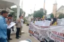 ALARM Bersama Ratusan Warga Saat Unjuk Rasa di Kantor Desa Pulau Rakyat Tua (fhoto.dok)