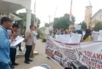 ALARM Bersama Ratusan Warga Saat Unjuk Rasa di Kantor Desa Pulau Rakyat Tua (fhoto.dok)