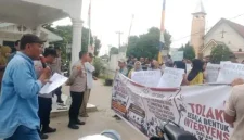 ALARM Bersama Ratusan Warga Saat Unjuk Rasa di Kantor Desa Pulau Rakyat Tua (fhoto.dok)