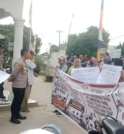 Diduga Ada Penerimaan Tanpa Regulasi Dan Transparansi Panitia Pilkades, ALARM Bersama Ratusan Warga Unjuk Rasa di Kantor Desa Pulau Rakyat Tua