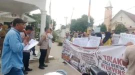 ALARM Bersama Ratusan Warga Saat Unjuk Rasa di Kantor Desa Pulau Rakyat Tua (fhoto.dok)