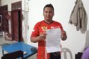 Gabriel Campa Nella Ginting saat menunjukkan SP2HP Laporan yang diterima dari Polres Sibolga terkait laporannya (Dok-Poto)