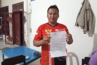 Gabriel Campa Nella Ginting saat menunjukkan SP2HP Laporan yang diterima dari Polres Sibolga terkait laporannya (Dok-Poto)