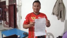Gabriel Campa Nella Ginting saat menunjukkan SP2HP Laporan yang diterima dari Polres Sibolga terkait laporannya (Dok-Poto)
