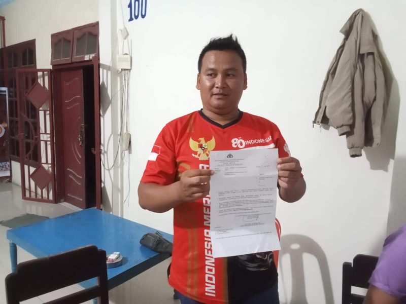Gabriel Campa Nella Ginting saat menunjukkan SP2HP Laporan yang diterima dari Polres Sibolga terkait laporannya (Dok-Poto)