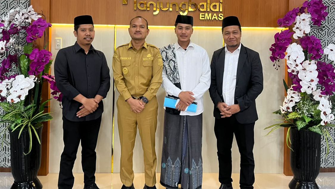 Wali Kota Tanjungbalai Berangkatkan M. Rijal Hafiz Al Muttaqin Nasution Calon Mahasiswa Kuliah ke Al-Ahgaff University Yaman. (Dok-Foto)