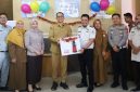 Wakil Wali Kota Muhammad Fadly Abdina Serahkan Hadiah Kepada Lima Wajib Pajak Tanjungbalai Penerima Undian Gebyar Pajak Sumut 2026. (Dok-Foto)