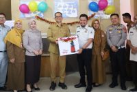 Wakil Wali Kota Muhammad Fadly Abdina Serahkan Hadiah Kepada Lima Wajib Pajak Tanjungbalai Penerima Undian Gebyar Pajak Sumut 2026. (Dok-Foto)