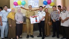 Wakil Wali Kota Muhammad Fadly Abdina Serahkan Hadiah Kepada Lima Wajib Pajak Tanjungbalai Penerima Undian Gebyar Pajak Sumut 2026. (Dok-Foto)