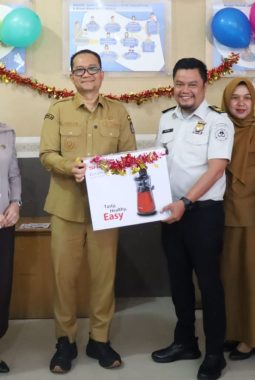 Wakil Wali Kota Muhammad Fadly Abdina Serahkan Hadiah Kepada Lima Wajib Pajak Tanjungbalai Penerima Undian Gebyar Pajak Sumut 2026.