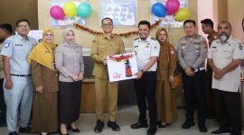 Wakil Wali Kota Muhammad Fadly Abdina Serahkan Hadiah Kepada Lima Wajib Pajak Tanjungbalai Penerima Undian Gebyar Pajak Sumut 2026. (Dok-Foto)