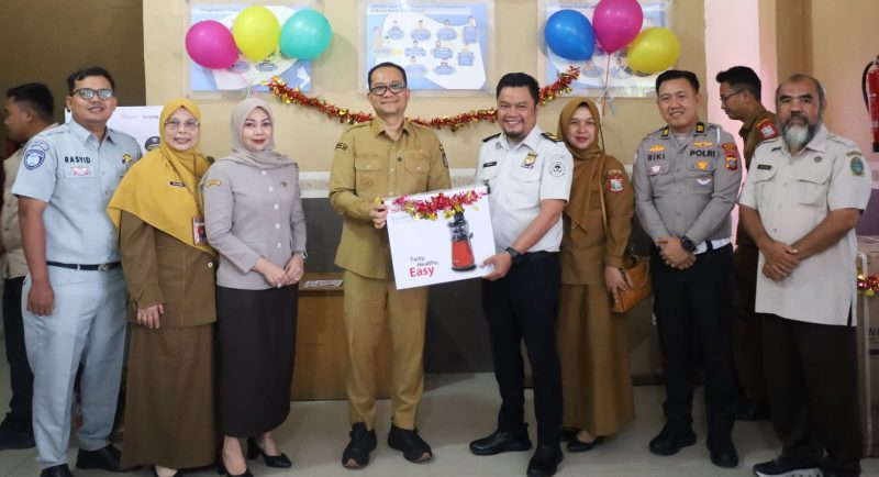 Wakil Wali Kota Muhammad Fadly Abdina Serahkan Hadiah Kepada Lima Wajib Pajak Tanjungbalai Penerima Undian Gebyar Pajak Sumut 2026. (Dok-Foto)