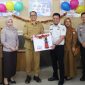 Wakil Wali Kota Muhammad Fadly Abdina Serahkan Hadiah Kepada Lima Wajib Pajak Tanjungbalai Penerima Undian Gebyar Pajak Sumut 2026. (Dok-Foto)