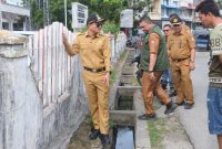 Wali Kota Mahyaruddin Monitoring Lapangan dan Cek Kondisi Gorong-gorong Serta Drainase di Beberapa Lokasi Kecamatan Tanjungbalai Selatan. (Dok-Foto)