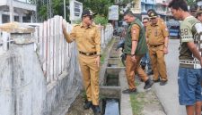 Wali Kota Mahyaruddin Monitoring Lapangan dan Cek Kondisi Gorong-gorong Serta Drainase di Beberapa Lokasi Kecamatan Tanjungbalai Selatan. (Dok-Foto)