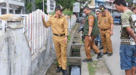 Wali Kota Mahyaruddin Monitoring Lapangan dan Cek Kondisi Gorong-gorong Serta Drainase di Beberapa Lokasi Kecamatan Tanjungbalai Selatan. (Dok-Foto)