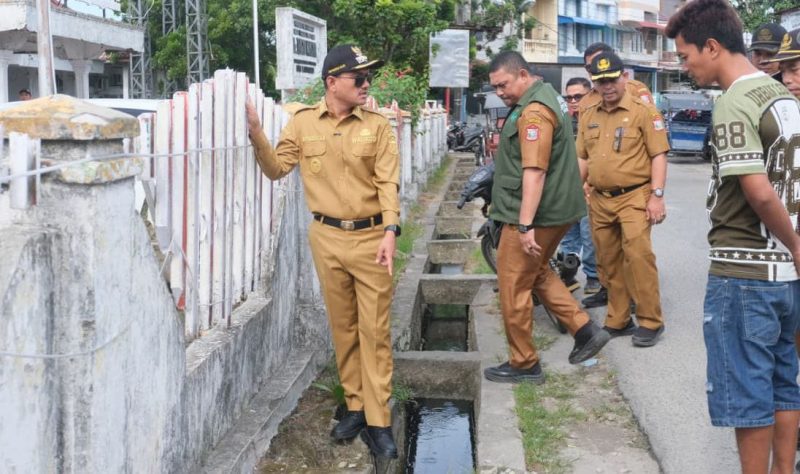 Wali Kota Mahyaruddin Monitoring Lapangan dan Cek Kondisi Gorong-gorong Serta Drainase di Beberapa Lokasi Kecamatan Tanjungbalai Selatan. (Dok-Foto)