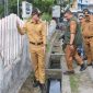 Wali Kota Mahyaruddin Monitoring Lapangan dan Cek Kondisi Gorong-gorong Serta Drainase di Beberapa Lokasi Kecamatan Tanjungbalai Selatan. (Dok-Foto)