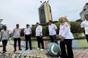 Wali Kota Mahyaruddin Salim: Pemko Tanjungbalai Segera Benahi dan Ubah Kawasan Inti Kota Terlihat Rapi, Bersih, Indah, Sehat dan Nyaman Untuk Masyarakat. 

Majalahceo.id | Tanjungbalai - Wali Kota Tanjungbalai Mahyaruddin Salim didampingi Kadis LH Andri Ginting, Kadis Perhubungan Elvandia, Camat Tanjungbalai Selatan Yudhi Irfan Lesmana, Kabid Peningkatan Kapasitas dan Keanekaragaman Hayati Dinas LH Umyl Khairiyah dan Lurah di wilayah Kecamatan Tanjungbalai Selatan meninjau langsung kondisi taman, tugu, jalan dan lampu jalan penerangan umun di kawasan inti kota Tanjungbalai, Rabu (22-7-2026).

Hari ini saya bersama Dinas Lingkungan Hidup dan Dinas Perhubungan turun langsung melihat suasana dan kondisi taman kota, tugu dan lampu penerangan jalan umum dalam rangka perbaikan dan penataan Kota Tanjungbalai, kata Wali Kota Mahyaruddin.

Beliau menyampaikan, ini sekarang kami sedang melihat bagaimana kondisi dilapangan, langkah-langkah apa yang akan diambil dan lakukan seperti apa, inikan masih dititik pertama yang kita kunjungi, ini biasa kami sebut kawasan bundaran PLN, Jalan Sudirman inti kota yang menuju Titi Tabayang dan Jalan S. Parman, setelah dari titik pertama kami bergerak ke Jalan Sutomo.

Selanjutnya, dari Jalan Sutomo, disitukan ada tugu kemudian kami akan bergerak maju, ada tugu dan taman kota lagi, itu lokasinya di Jalan Cokroaminoto, dekat lapangan pasir atau Lapangan Sultan Abdul Jalil Rahmadsyah, sebutnya lagi.

Wali Kota juga mengatakan, yang pasti, apa yang kita lakukan hari ini, kita mau tata ini semua karena mau dekat 17 Agustus 2026 