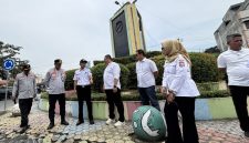 Wali Kota Mahyaruddin Salim: Pemko Tanjungbalai Segera Benahi dan Ubah Kawasan Inti Kota Terlihat Rapi, Bersih, Indah, Sehat dan Nyaman Untuk Masyarakat.
Majalahceo.id | Tanjungbalai - Wali Kota Tanjungbalai Mahyaruddin Salim didampingi Kadis LH Andri Ginting, Kadis Perhubungan Elvandia, Camat Tanjungbalai Selatan Yudhi Irfan Lesmana, Kabid Peningkatan Kapasitas dan Keanekaragaman Hayati Dinas LH Umyl Khairiyah dan Lurah di wilayah Kecamatan Tanjungbalai Selatan meninjau langsung kondisi taman, tugu, jalan dan lampu jalan penerangan umun di kawasan inti kota Tanjungbalai, Rabu (22-7-2026).
Hari ini saya bersama Dinas Lingkungan Hidup dan Dinas Perhubungan turun langsung melihat suasana dan kondisi taman kota, tugu dan lampu penerangan jalan umum dalam rangka perbaikan dan penataan Kota Tanjungbalai, kata Wali Kota Mahyaruddin.
Beliau menyampaikan, ini sekarang kami sedang melihat bagaimana kondisi dilapangan, langkah-langkah apa yang akan diambil dan lakukan seperti apa, inikan masih dititik pertama yang kita kunjungi, ini biasa kami sebut kawasan bundaran PLN, Jalan Sudirman inti kota yang menuju Titi Tabayang dan Jalan S. Parman, setelah dari titik pertama kami bergerak ke Jalan Sutomo.
Selanjutnya, dari Jalan Sutomo, disitukan ada tugu kemudian kami akan bergerak maju, ada tugu dan taman kota lagi, itu lokasinya di Jalan Cokroaminoto, dekat lapangan pasir atau Lapangan Sultan Abdul Jalil Rahmadsyah, sebutnya lagi.
Wali Kota juga mengatakan, yang pasti, apa yang kita lakukan hari ini, kita mau tata ini semua karena mau dekat 17 Agustus 2026