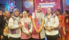 Ny. Rismawaty Masinton Pasaribu, bersama Staf Ahli I TP PKK Tapteng, Ny. Masnoni Mahmud Efendi, menghadiri Bimbingan Teknis (Bimtek) TP PKK Kabupaten/Kota se-Sumatera Utara (Dok-Poto)
