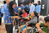 Pemko Tanjungbalai Serahkan 20 Alat Bantu Bagi Penyandang Disabilitas dan 90 Seragam Sekolah. (Dok-Foto)