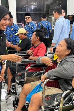 Pemko Tanjungbalai Serahkan 20 Alat Bantu Bagi Penyandang Disabilitas dan 90 Seragam Sekolah.