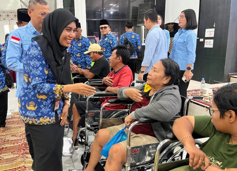 Pemko Tanjungbalai Serahkan 20 Alat Bantu Bagi Penyandang Disabilitas dan 90 Seragam Sekolah. (Dok-Foto)