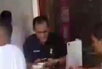 Efrin Lurah Aur Kedapatan Nongkrong Di Salah Satu Kafe di Kecamatan Medan Timur Saat Jam Kerja (Dok-Foto)