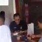 Efrin Lurah Aur Kedapatan Nongkrong Di Salah Satu Kafe di Kecamatan Medan Timur Saat Jam Kerja (Dok-Foto)