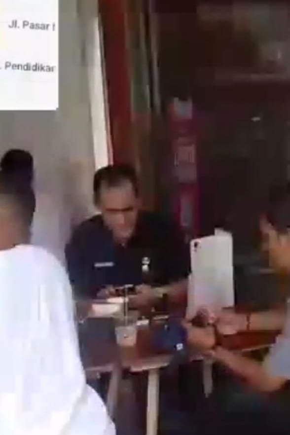 Efrin Lurah Aur Kedapatan Nongkrong Di Salah Satu Kafe di Kecamatan Medan Timur Saat Jam Kerja (Dok-Foto)