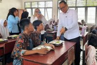 Wakil Wali Kota Muhammad Fadly Abdina, Monitoring Langsung Distribusi MBG di SMA Negeri 2 Tanjungbalai.(Dok-Foto)