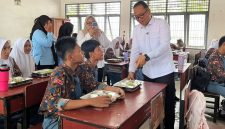 Wakil Wali Kota Muhammad Fadly Abdina, Monitoring Langsung Distribusi MBG di SMA Negeri 2 Tanjungbalai.(Dok-Foto)