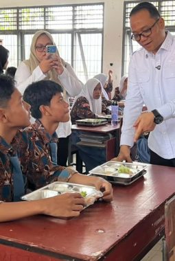 Wakil Wali Kota Muhammad Fadly Abdina, Monitoring Langsung Distribusi MBG di SMA Negeri 2 Tanjungbalai.