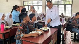 Wakil Wali Kota Muhammad Fadly Abdina, Monitoring Langsung Distribusi MBG di SMA Negeri 2 Tanjungbalai.(Dok-Foto)