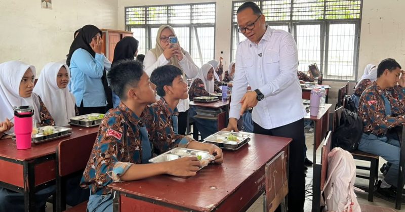 Wakil Wali Kota Muhammad Fadly Abdina, Monitoring Langsung Distribusi MBG di SMA Negeri 2 Tanjungbalai.(Dok-Foto)