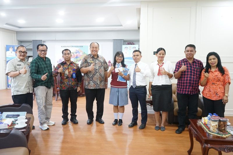 Bupati Asahan Didampingi OPD Terkait Saat Menerima Grace (fhoto.dok)