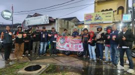 Bikers D'Legend mengadakan kegiatan pembagian bendera dan stiker sebanyak 3000,Dalam rangka memperingati HUT Republik Indonesia ke 81, (Dok-Foto)