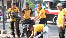 Polres Kebumen menggelar Sambut HUT Kemerdekaan RI ke 81, Polres Kebumen Bersihkan Asrama dan Jalan Sarbini,( Dok - Foto )